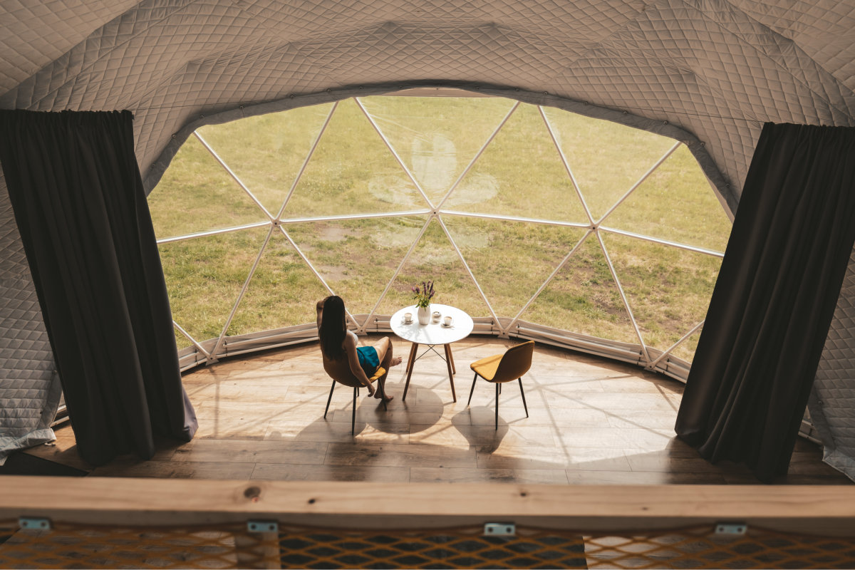 Kilátás a glamping sátorból a tájra