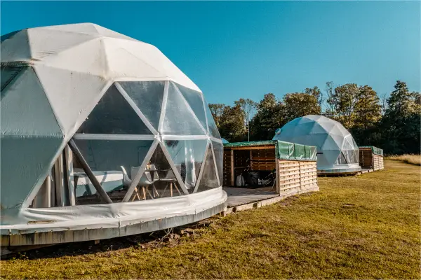 Glampingová kupola s krytou terasou v areáli Glamping Resortu