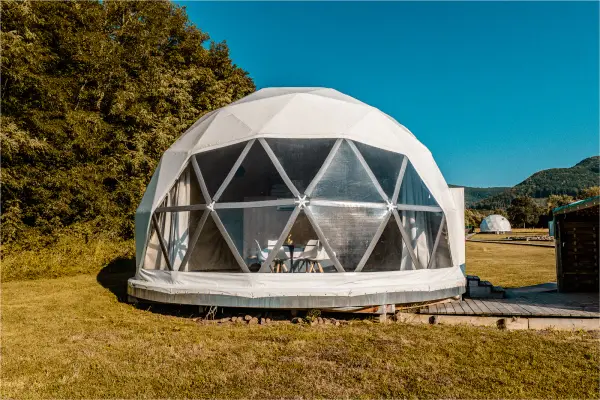 Glampingová kupola na lúke pod Vtáčnikom