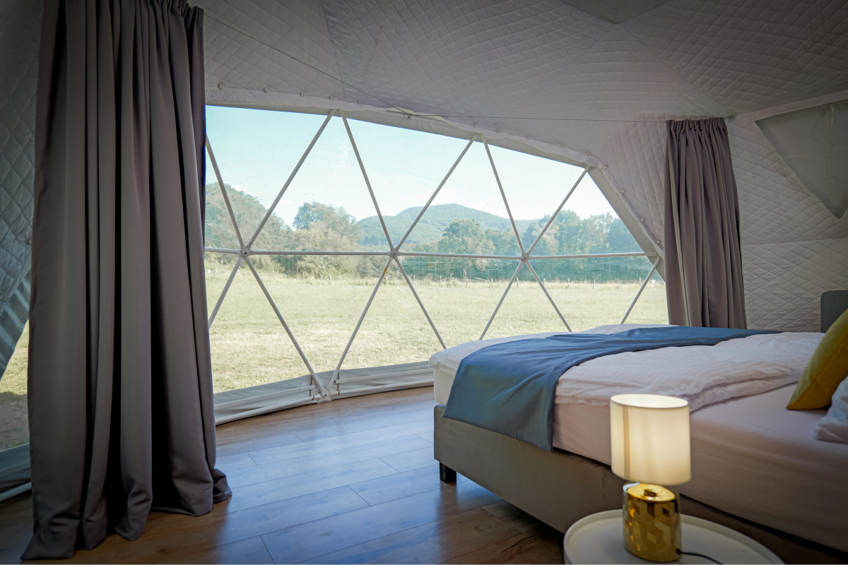 Luxus módon berendezett glamping sátor belső