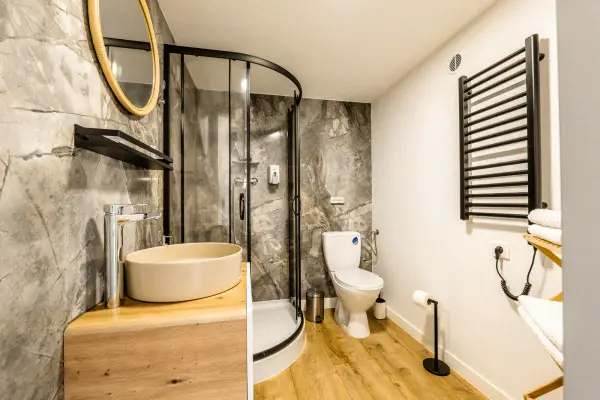 Kúpeľňa so sprchovým kútom v stane pre 2 osoby