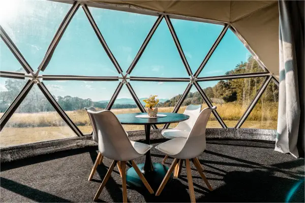 Jedálenský kút pri panoramatickom okne stanu pre 4 osoby
